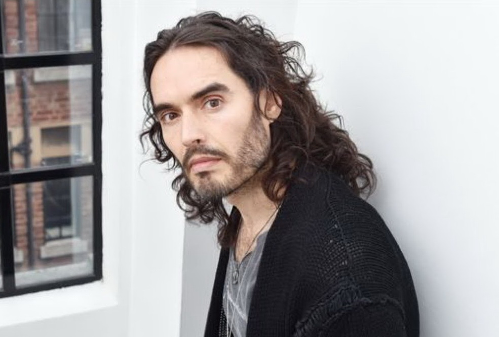 Diduga Russell Brand Membuat Pelecehan Seksual di Lokasi Syuting Film Arthur