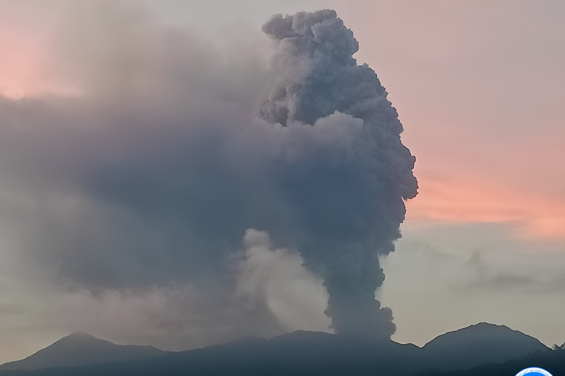 Gunung Dukono Kembali Melepas Debu Vulkanik