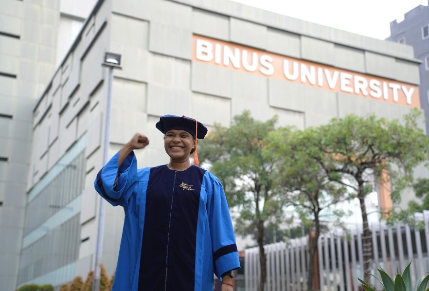 Marchelin, Pribumi Papua yang Kini Menjadi Tulang Punggung Keluarga dan Sarjana Terhormat