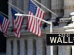 Wall Street Fluctuates as Dow Jones and S&P 500 Decline