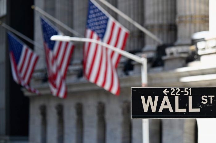 Wall Street Fluctuates as Dow Jones and S&P 500 Decline