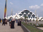 Masjid Al Jabbar Ramai Dikunjungi oleh Wisatawan Selama Libur Nataru