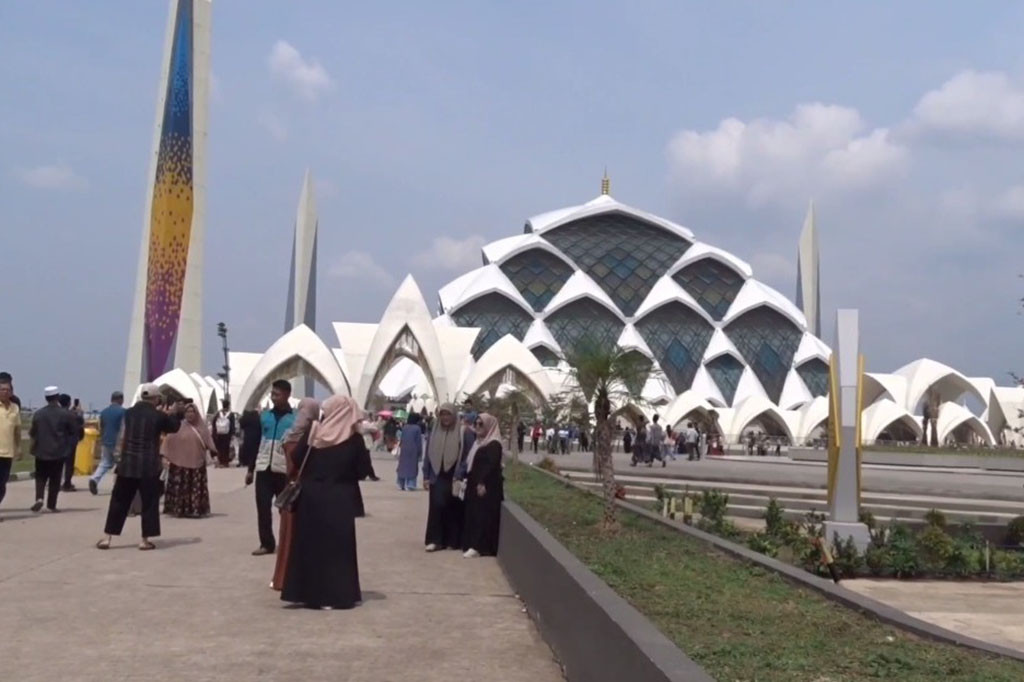 Masjid Al Jabbar Ramai Dikunjungi oleh Wisatawan Selama Libur Nataru