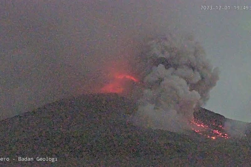 Gunung Merapi Melepaskan Awan Panas Mengerikan Malam Ini