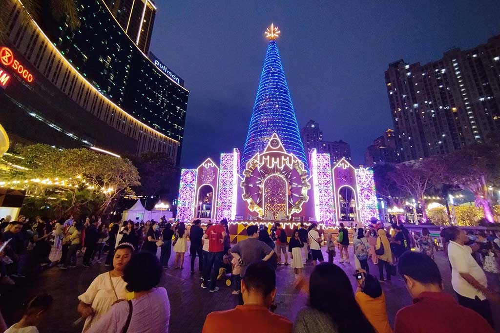 Pohon Natal Tertinggi di Indonesia Kembali Dipajang di Central Park Jakarta