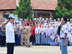 Dika Meminjamkan Topi Miliknya kepada Presiden Jokowi sebagai Momen yang Berkesan