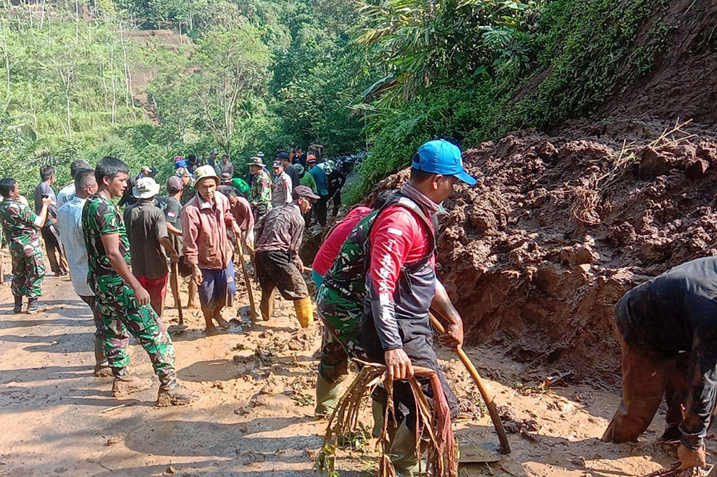 Tebing Setinggi 20 Meter di Tasikmalaya Longsor, Akses Jalan Penghubung Kecamatan Terputus