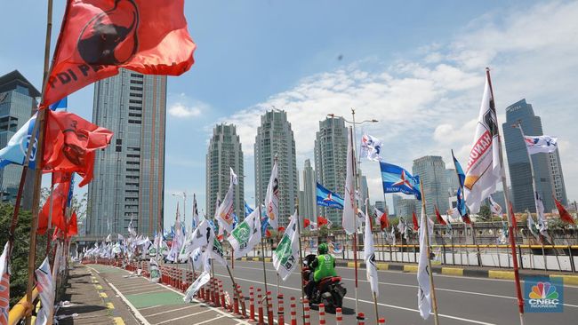 kendaraan-bermotor-melintas-di-samping-alat-peraga-kampanye-apk-pemilu-2024-yang-terpasang-di-pembatas-jalur-sepeda-stick-cone-2_169.jpeg