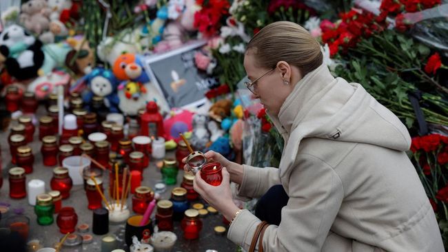 Rusia Melakukan Berkabung, Masyarakat Menunjukkan Solidaritas dengan Meletakkan Bunga dan Lilin