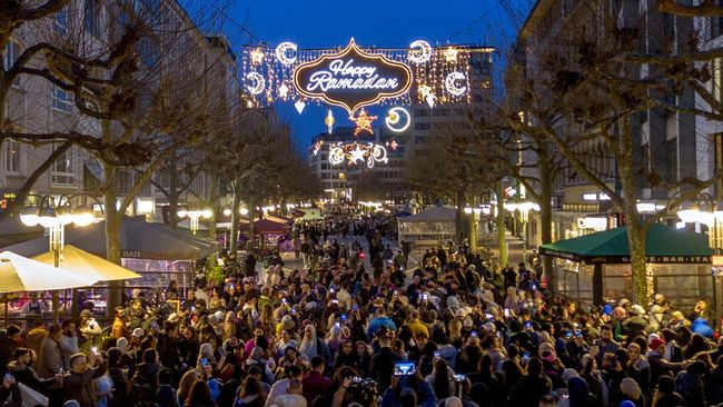 : Keindahan Jalanan Frankfurt Jerman yang Terhias Ornamen Ramadan