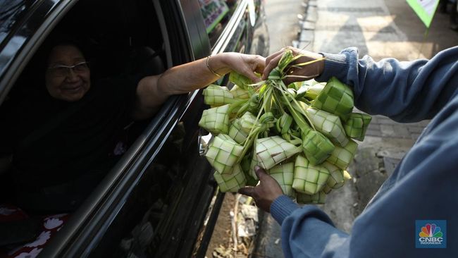 Pedagang Musiman Kulit Ketupat Memenuhi Jalan-jalan di Jakarta