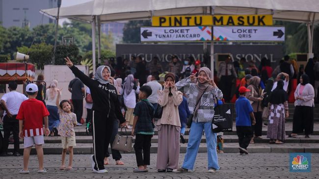 Warga Jakarta Berlibur Cuti Bersama Lebaran di Monas