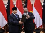 Warm Moments as Prabowo Subianto Bids Farewell to the Prime Minister of Papua New Guinea Following a Visit to the Ministry of Defense