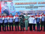 Tentara Nasional Indonesia Angkatan Darat Menyalurkan Bantuan ke Masyarakat di Kupang