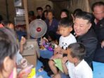 Kim Jong Un Memeluk Anak Korban Banjir dan Duduk Bersama di Potret Terasa Hangat