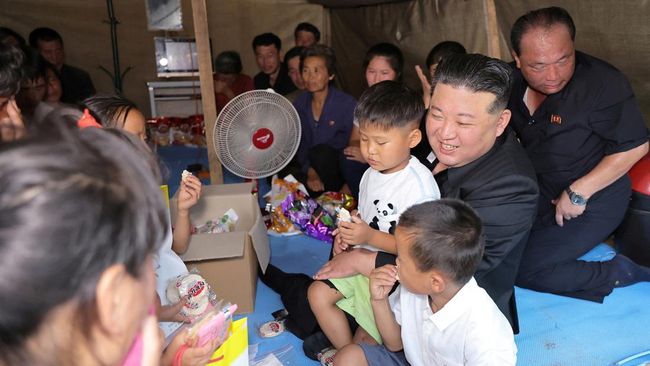 Kim Jong Un Memeluk Anak Korban Banjir dan Duduk Bersama di Potret Terasa Hangat