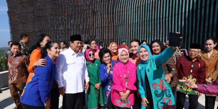 Fun Moment: Prabowo Subianto Takes a Selfie with Iriana and Mothers at IKN