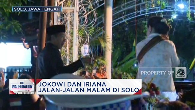 Jokowi dan Iriana Berbagi Kaus kepada Warga saat Pulang Kampung