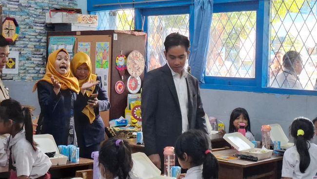 Bak Jokowi, Gibran ‘Blusukan’ dan Uji Coba Makan Gratis