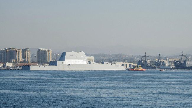 kapal-perang-as-uss-zumwalt_169.jpeg