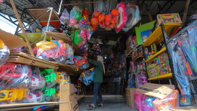 pedagang-menata-mainan-pada-salah-satu-di-pasar-gembrong-jakarta-rabu-2662024-1_169.jpeg