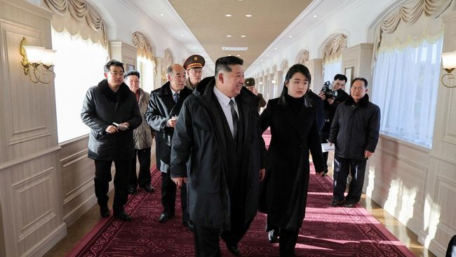 pemimpin-korea-utara-kim-jong-un-dan-putrinya-kim-ju-ae-mengunjungi-kawasan-wisata-pesisir-kalma-yang-baru-dibangun-di-wonsan-1_169.jpeg