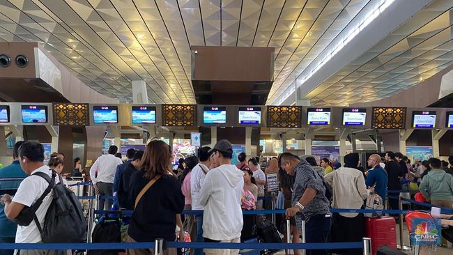 suasana-bandara-soetta-jelang-natal-dan-tahun-baru-selasa-24122024-cnbc-indonesianovina-4_169.jpeg