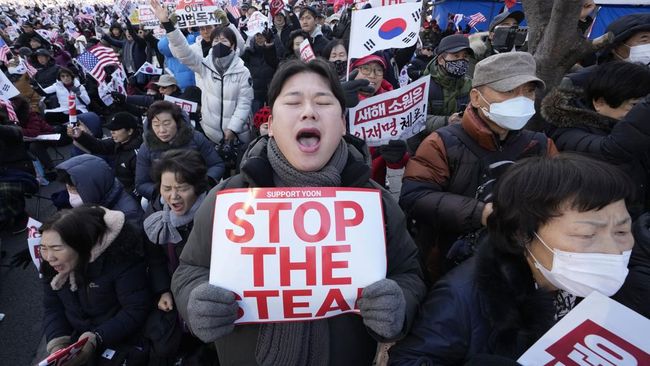 massa-yang-tergabung-dalam-pendukung-presiden-korea-selatan-yoon-suk-yeol-melakukan-unjuk-rasa-di-seoul-korea-selatan-sabtu-41_169.jpeg