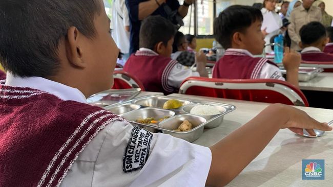 menteri-komunikasi-dan-digital-meutya-hafid-meninjau-dapur-makan-bergizi-gratis-mbg-dan-pembagian-mbg-ke-sekolah-di-depok-seni-2_169.jpeg