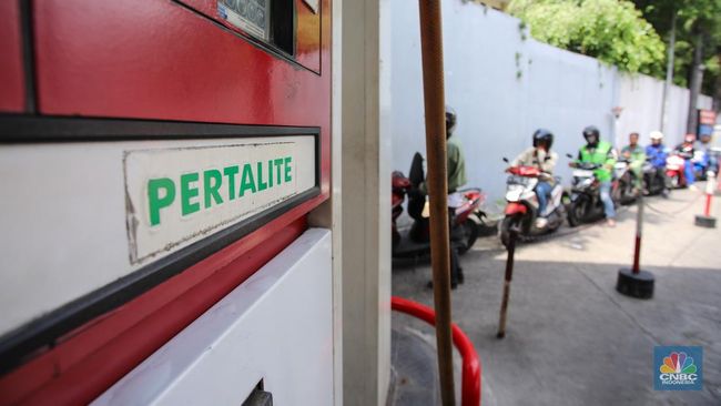 petugas-mengisi-bahan-bakar-minyak-bbm-jenis-pertalite-untuk-kendaraan-roda-dua-pada-salah-satu-spbu-di-jakarta-senin-18112024-6_169.jpeg