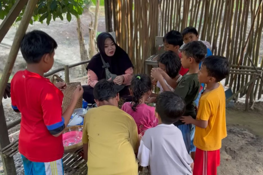 petualangan-seru-mamah-nada-cari-sayur-liar-dan-masak-kerang-ranga-bareng-anakanak-huv.jpg
