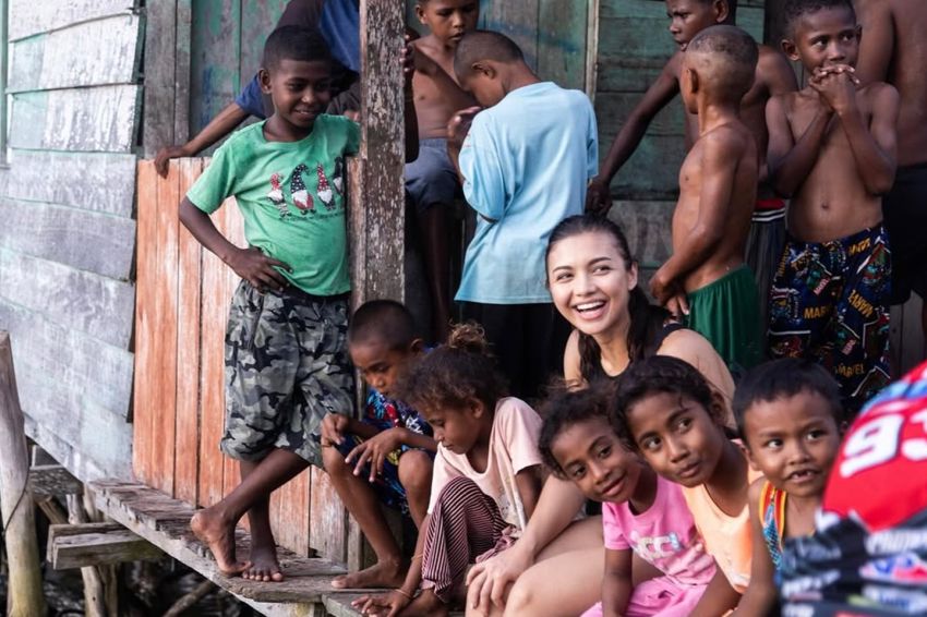 angela-gilsha-ungkap-momen-menegangkan-dikejar-kapal-tambang-di-raja-ampat-shp.jpg