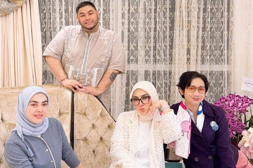 ivan-gunawan-sambut-kepulangan-syahrini-ke-indonesia-welcome-home-ibu-aad.jpg