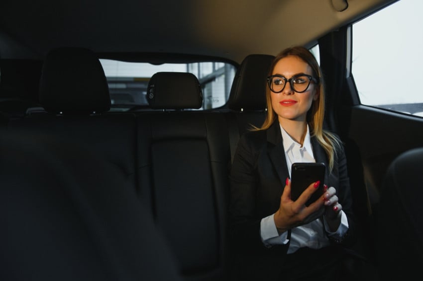 strategi-mengatur-budget-perjalanan-bisnis-dengan-layanan-sewa-mobil-coz.jpg