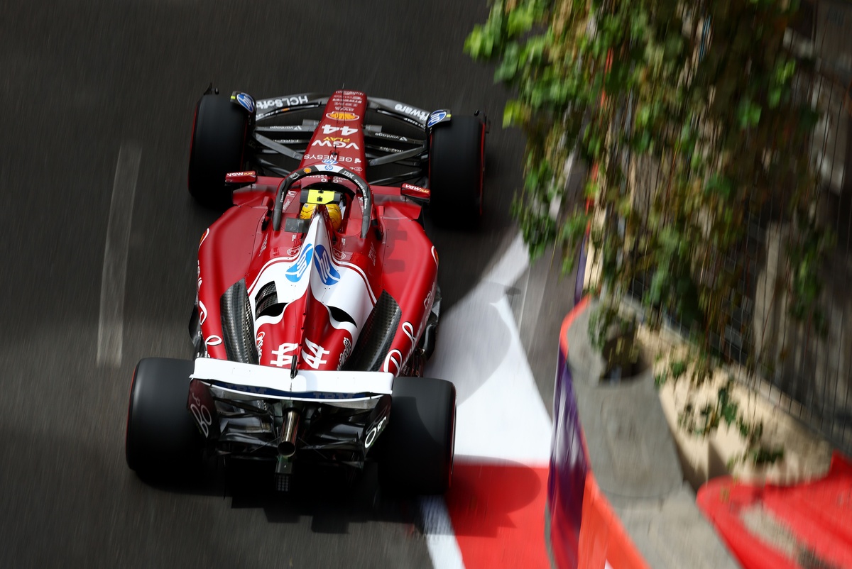 1758449119_lewis-hamilton-ferrari.jpg