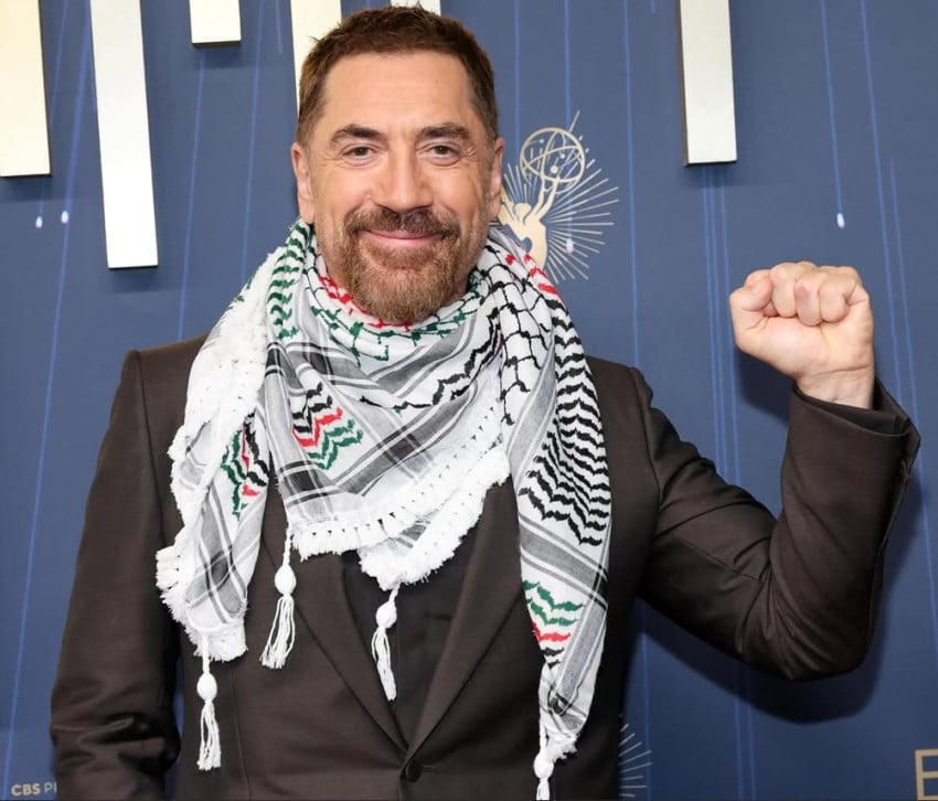 aktor-javier-bardem-pakai-keffiyeh-dan-teriakkan-free-palestine-di-emmy-awards-2025-ybd.jpg